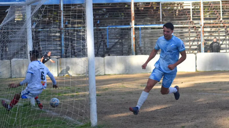 Tomás Dopazo definió para el 2-0 de Argentino de Rosario sobre Deportivo Paraguayo por la Primera C