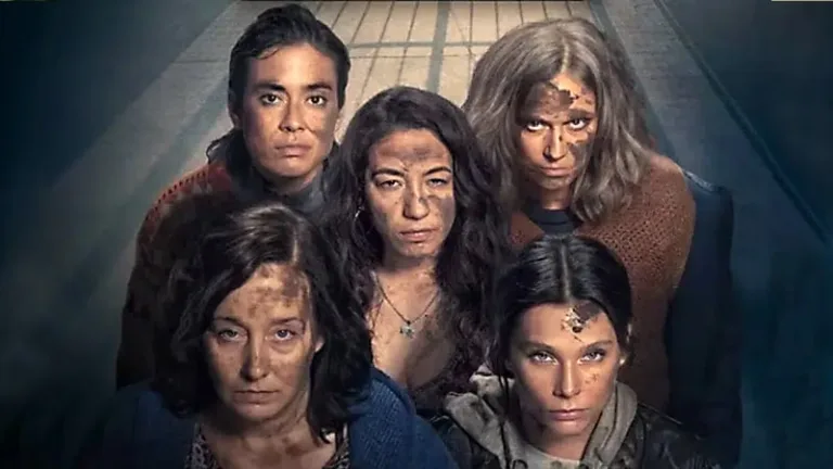 Las protagonistas de la serie "En el barro", de Netflix