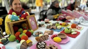 Feria economía social en Rosario puesto de juguetes crochet