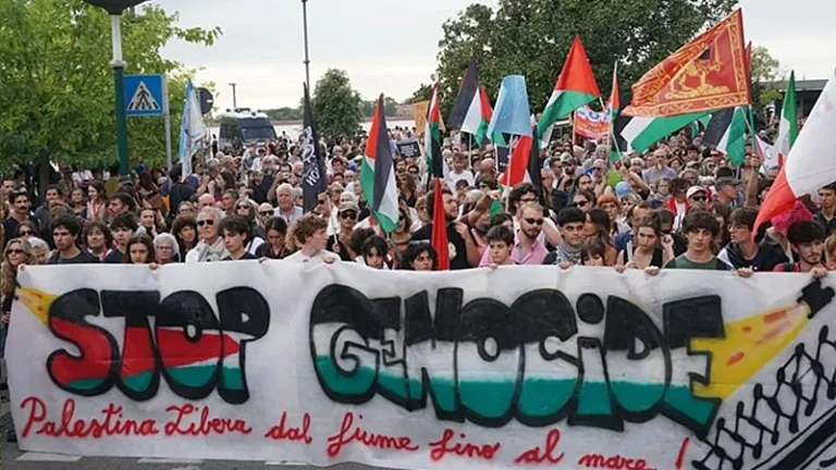 una multitud marchó este sábado en apoyo del pueblo palestino en el Festival de Cine de Venecia