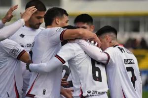 Los suplentes de Newell's igualaron con Defensa y cosecharon un punto en la previa del Clásico