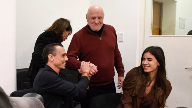 Juan Imhoff junto a su padre José Luis, su madre Ana y su esposa Natacha Eguía en el Concejo Municipal de Rosario