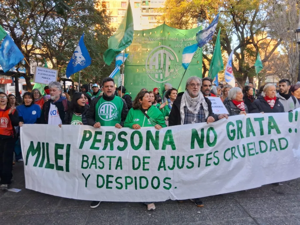 Fuerte operativo policial y manifestaciones contra Milei por su llegada a Rosario