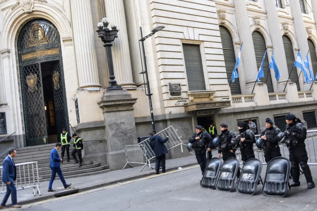Fuerte operativo policial y manifestaciones contra Milei por su llegada a Rosario