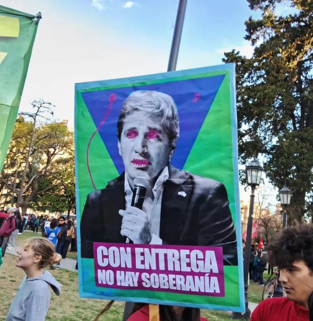 Fuerte operativo policial y manifestaciones contra Milei por su llegada a Rosario