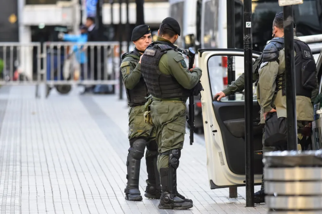 Fuerte operativo policial y manifestaciones contra Milei por su llegada a Rosario