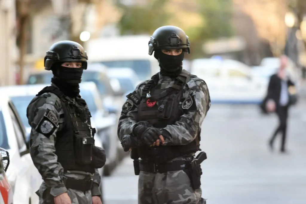 Fuerte operativo policial y manifestaciones contra Milei por su llegada a Rosario