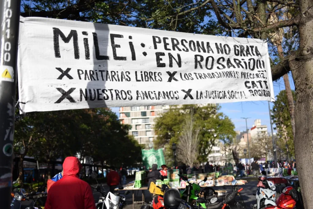 Fuerte operativo policial y manifestaciones contra Milei por su llegada a Rosario