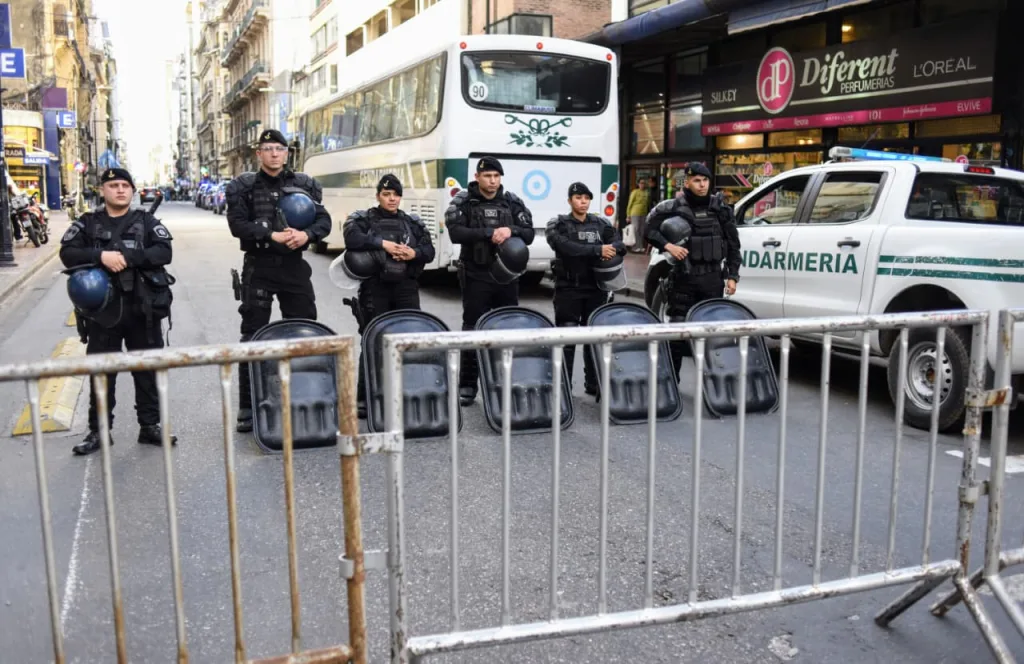 Fuerte operativo policial y manifestaciones contra Milei por su llegada a Rosario