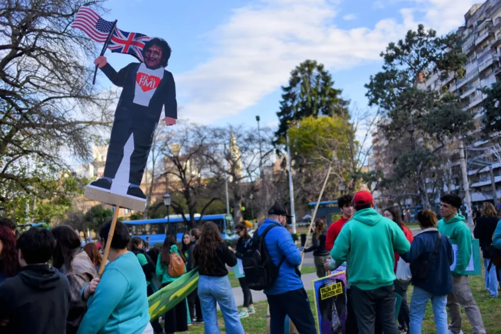 Fuerte operativo policial y manifestaciones contra Milei por su llegada a Rosario