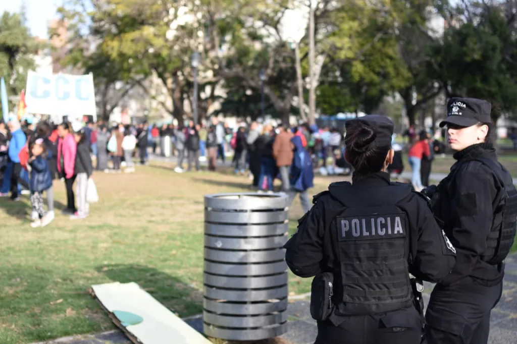 Fuerte operativo policial y manifestaciones contra Milei por su llegada a Rosario