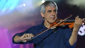 Peteco Carabajal ejecuta guitarra, bajo, violín, percusión y quena