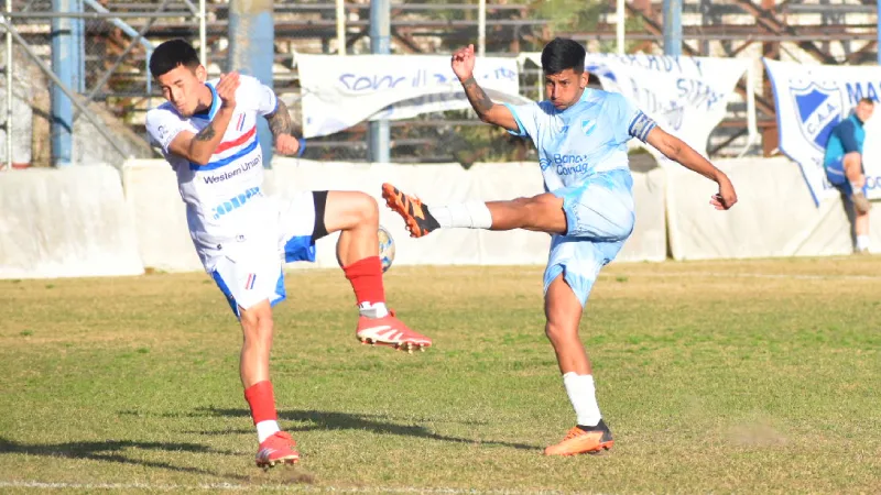 Alejo Fernández remata al arco en el 3-0 de Argentino de Rosario sobre Deportivo Paraguayo por la Primera C