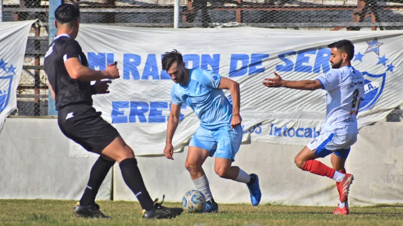 Lucas Bracco lleva la pelota en la victoria 3.-0 de Argentino de Rosario sobre Deportivo Paraguayo por la Primera C