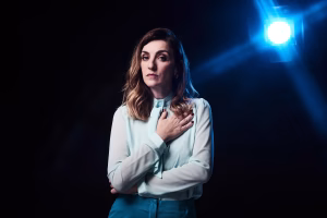 La actriz Julieta Zylberberg en la obra teatral Prima Facie