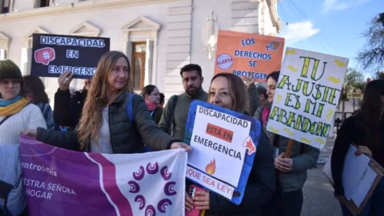 Emergencia en discapacidad: insultan a Mayoraz en protesta frente a la Legislatura contra el veto de Milei