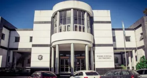 Una mujer va a juicio acusada de matar a su padre: denunció que era abusada desde su infancia