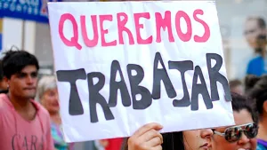 Gente protesta porque la motosierra cortó 100 mil empleados públicos