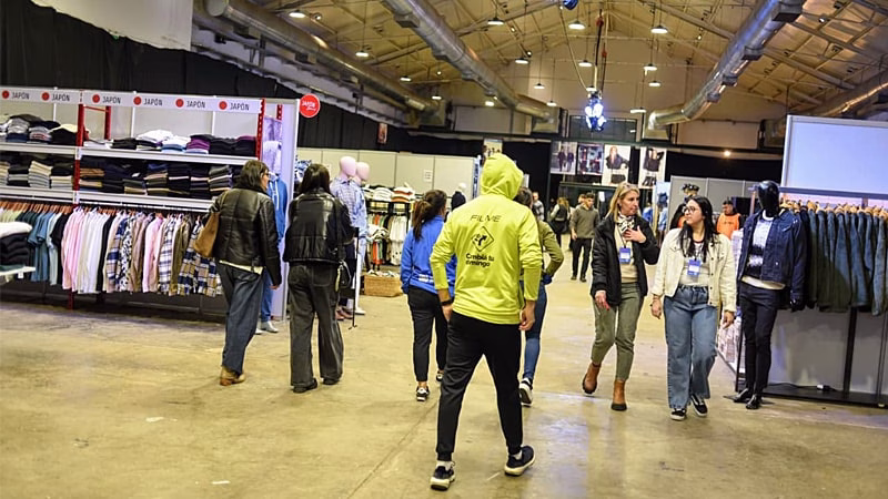 gente recorriendo el Rosario Outlet