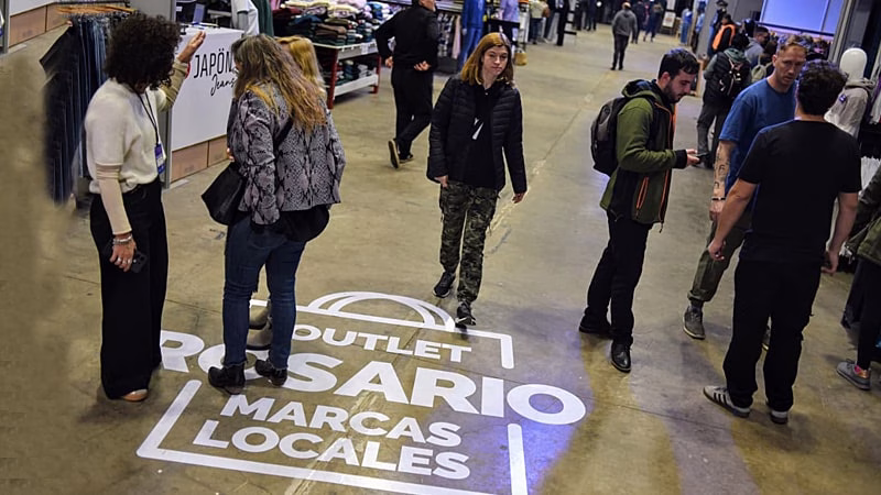 Gente visitando el Rosario Outlet