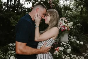 La estrella estadounidense Taylor Swift anunció este martes su compromiso con el jugador de fútbol americano Travis Kelce.