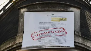 Vecina de arriba de Cristina Kirchner, desplegó en su balcón de Recoleta una nueva bandera y anunció su intención de ser candidata a senadora nacional