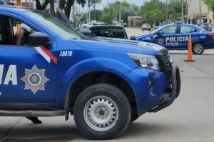 Le clavaron una punta de madera en la cara para robarle la bicicleta y el celular