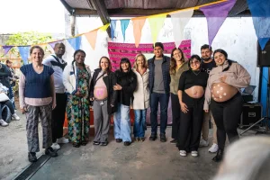 Agosto para las infancias: personas gestantes recibieron kits para los primeros días de crianza