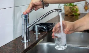 La Justicia ordena suspender por seis meses cortes de agua residenciales por falta de pago