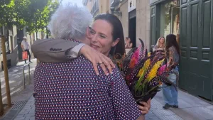  Pedro Almodóvar, junto a la actriz Aitana Sánchez Gijón, en el fin del rodaje de "Amarga Navidad"