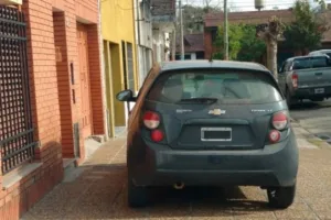 auto estacionado vereda