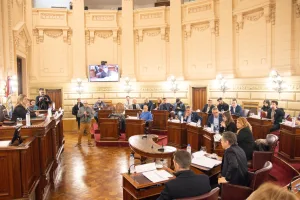 Autonomía: Unidos impuso sus dictámenes, parte de la oposición se retiró y este jueves vuelve a reunirse la comisión 