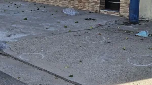 Violenta balacera en Pasco al 100 bis: encontraron 16 vainas servidas y un auto baleado