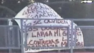 Colgaron una bandera intimidante para Bullrich y Pullaro en la pasarela de la plaza Alberdi 