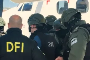 La pareja Esteban Enrique Rocha y Brisa Milagros Ferreyra Leguizamón, conocidos por su “boda narco” en 2022 fueron extraditados desde Paraguay a Rosario en un mega operativo