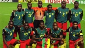 plantel de camerun posa con musculosas prohibidas por la fifa