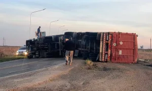 Camión volcado siniestro vial ruta S26 de Casilda a Carcaraña