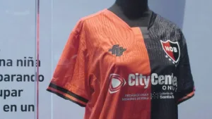 Camiseta de newells femenino en el museo del deporte santafesino