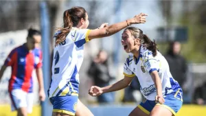 Jugadoras de Central femenino festejan el gol de Malen Fontao en el triunfo ante San Lorenzo.