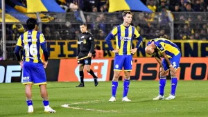 Los jugadores de Central frustados por el empate sobre el final con Riestra