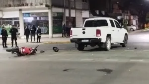 Accidente de tránsito entre una moto y una camioneta: dos heridos y un detenido por alcoholemia
