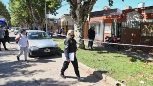 frente del domicilio de la víctima asesinada en su casa de Granadero Baigorria