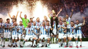 Procesaron a un diseñador santafesino por vender camisetas truchas de la Selección Argentina