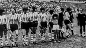 Las pioneras en el estadio Azteca, jugadoras a las que se las homenajeó con el día de la futbolista argentina.