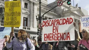 Vigilia de velas en Plaza de Mayo en rechazo al veto de Milei a la Emergencia en Discapacidad