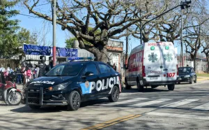 Investigan las causas por la que un alumno cayó de un segundo piso en una escuela de barrio Cura