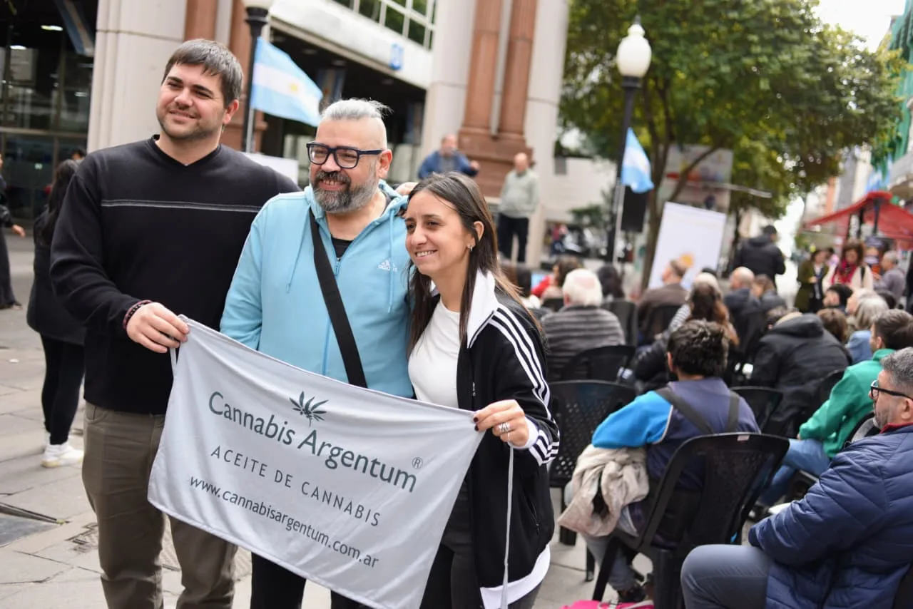 acto, presidente de la Cooperativa de Trabajo Argentum Limitada, bandera aceite de cannabis