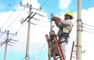 hombre trabajando en cable con electricidad