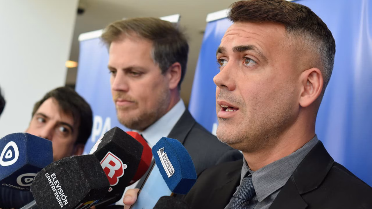 Los fiscales Patricio Saldutti Homicidios y Franco Carbone Microtráfico conferencia de prensa ministerio Público de la Acusación MPA