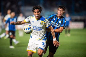 Enzo Giménez cuida la pelota ante la marca de Kevin Ortiz